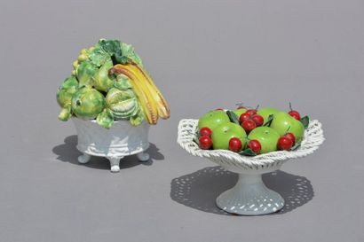 null *Deux corbeilles de fruits en faïence émaillée polychrome
Haut. : 27 cm