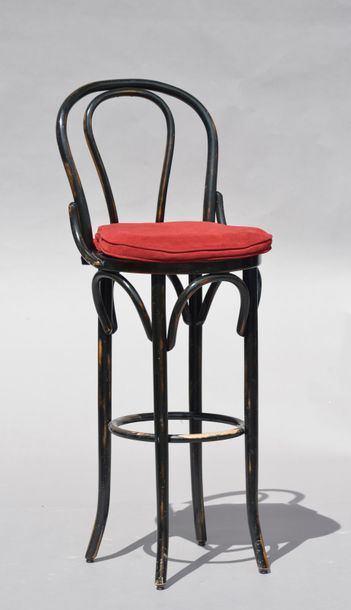 *Chaise haute en bois courbé peint noir,...