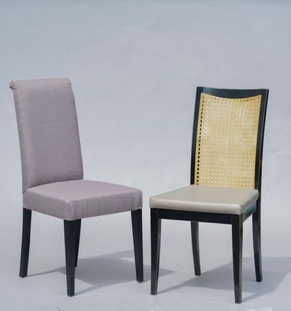 null *Ensemble de 2 chaises modernes : l'une entièrement garnie de tissu taupe, l'autre...