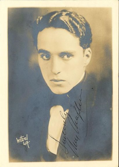 null *Charlie CHAPLIN (1889-1977). PHOTOGRAPHIE avec dédicace autographe signée ;...