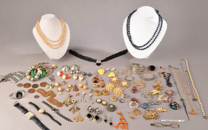 null Fort lot de bijoux fantaisies comprenant notamment : colliers, bracelets, boucles...