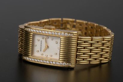 null BOUCHERON
Montre bracelet de dame en or jaune 18K modèle "Reflet", le boîtier...