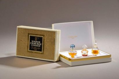 null GUERLAIN. 
Deux coffrets comprenant trois extraits des parfums "Shalimar", "L'Heure...