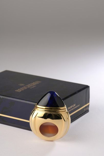 null BOUCHERON.
Pour Femme (1983).
Flacon bague dans son coffret contenant 7,5 ml...