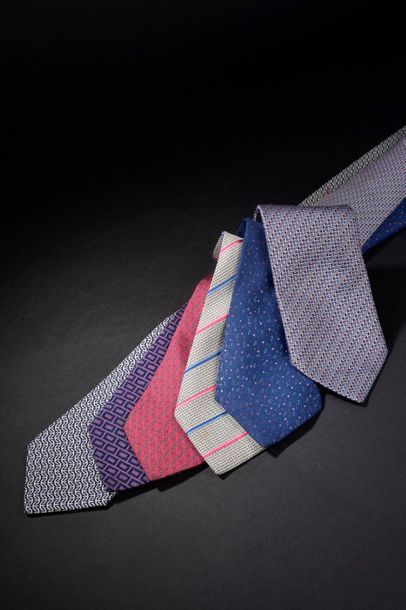 null HERMÈS.
Ensemble de six cravates en soie imprimée (petites taches sur trois...