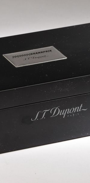 null S.T DUPONT.
Coffret modèle "Grand Prix" laqué noir, édition limité 2015. Il...