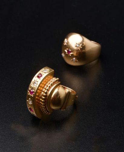 null Bague tank en or jaune 18k ornée de quatre petits diamants et trois petits rubis...