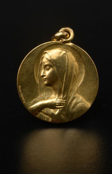 null Deux médailles en or 18k, l'une ronde ornée du profil de la Vierge, l'autre...