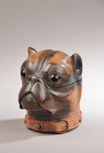 null Encrier figurant une tête de bouledogue en buis sculpté polychromé, les yeux...