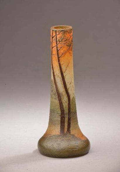 null LEGRAS.
Vase soliflore à long col en verre multicouche à décor gravé à l'acide...