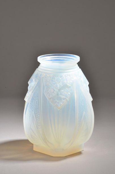 null MULLER Frères.
Vase ovoïde en verre opalescent moulé-pressé à décor floral géométrique(légères...