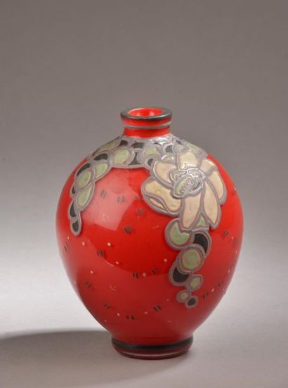 null André DELATTE (1887-1953).
Vase ovoïde à petit col en verre doublé rouge à décor...