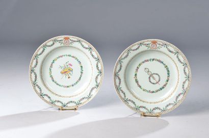 null Paire d'assiettes en porcelaine à décor polychrome d'attributs champêtres, l'aile...