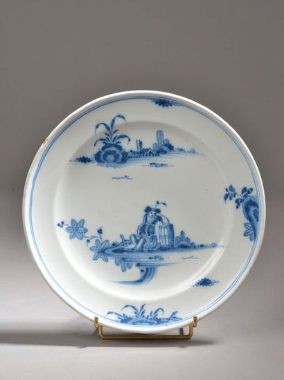 null MOUSTIERS.
Assiette en faïence à décor en camaïeu bleu d'un chinois accoudé...