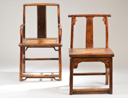 null Ensemble comprenant un fauteuil et une chaise en bois naturel anciennement patinés,...