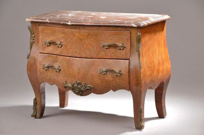 null Commode de maîtrise galbée en bois de placage disposé en frisage ouvrant par...