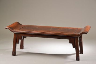 null Table d'autel en bois exotique, le plateau rectangulaire à volutes reposant...