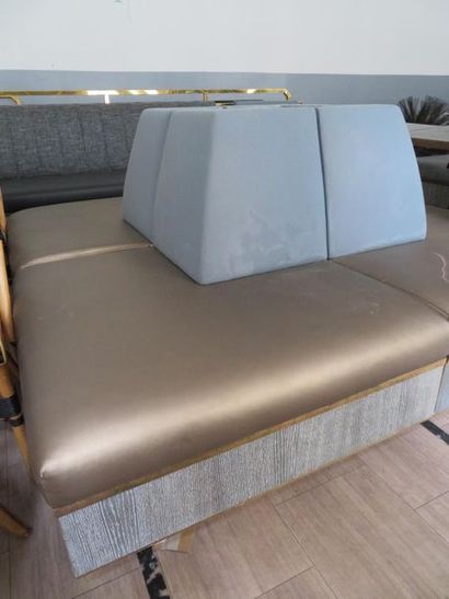 null Banquette quadrangulaire modulable, le dossier en tissu gris, l'assise en skaï...