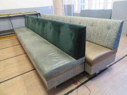 null Banquette simple, 5 places, le dossier en velours vert, l'assise en skaï gris
Haut....