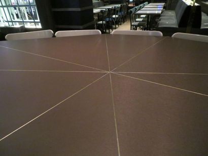 null Table octogonale en stratifié brun à décor de nervures en métal chromé formant...