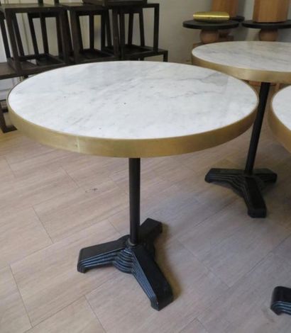 null 6 Tables deux couverts, le plateau rond en marbre blanc veiné gris bordé d'un...