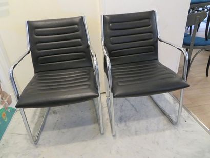 null SITLAND (Italie)
4 fauteuils de bureau en skaï noir, l'accotoir en métal chromé...