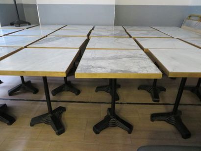 null 24 Tables deux couverts, le plateau carré en marbre blanc veiné gris bordé d'un...