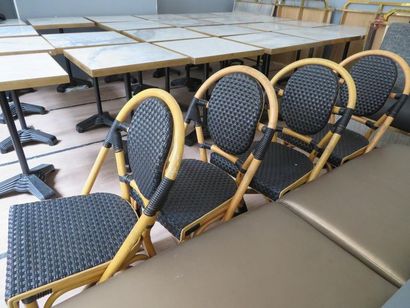 null Maison VEGA
4 Chaises en rotin, le dossier et l'assise en plastique noir tressé...