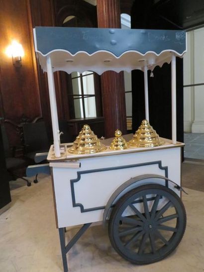 null LE POSTILLON 
Chariot à glaces en métal peint blanc et bleu 
Haut. : 172 cm...