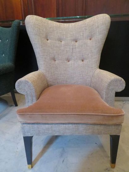 null Paire de fauteuils à oreilles, la garniture en tissu moucheté beige, l'assise...