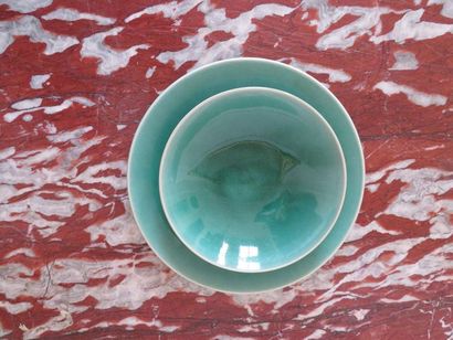 null JARS 
Ensemble de vaisselle bleu, blanc, et vert d'eau comprenant : 
- 9 petites...