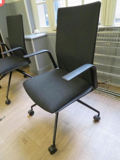 null ARPER (Italie)
4 fauteuils en tissu noir reposant sur des roulettes

ENLEVEMENT...