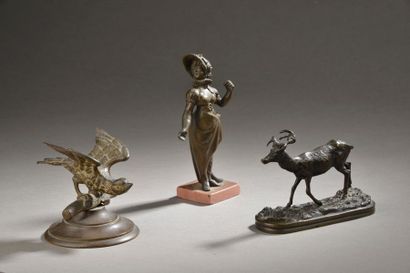 null Ensemble de trois statuettes en bronze des XIXe et XXe siècle comprenant :

-...