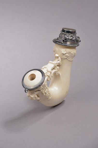 null Fourneau de pipe en écume de mer sculptée de volutes, coquilles et feuillages....