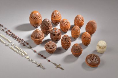null Ensemble de quatorze boîtes à chapelet en corozo sculpté en forme d'œuf à décor...
