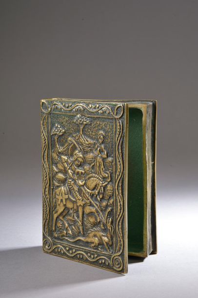 null Max LE VERRIER (1891-1973). 
Boîte formant livre en bronze partiellement patiné...
