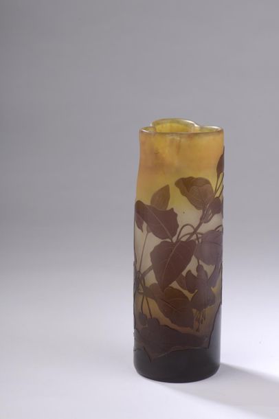 null Établissements GALLÉ.
Vase rouleau à col pincé trilobé en verre mauve, jaune...
