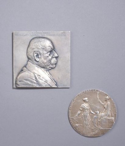 null D'après Paul LANDOWSKI (1871-1961).
Plaquette en argent à l'effigie de Raymond...