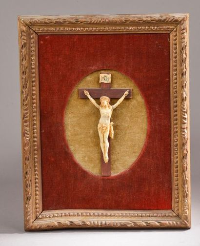 null Crucifix du Christ mort en ivoire sculpté (elephantidae spp), il est surmonté...
