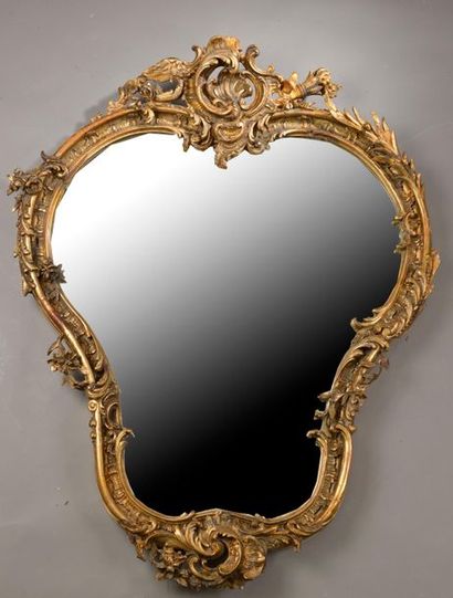 null Important miroir sculpté, stuqué et redoré de forme violonée à décor de palmettes...