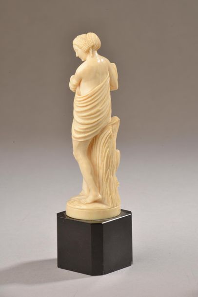 null J. CANAVA (XIXe-XXe siècle).
Vénus sortant du bain.
Statuette en ivoire signée...