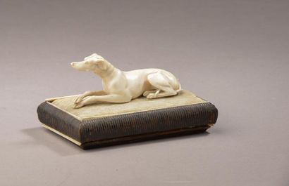 null Presse-papier figurant un lévrier couché en ivoire sculpté. Il repose sur une...