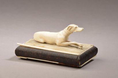 null Presse-papier figurant un lévrier couché en ivoire sculpté. Il repose sur une...
