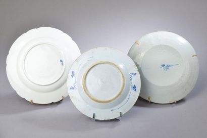 null Ensemble de huit assiettes en porcelaine et faïence du XVIIIème siècle. Il comprend...