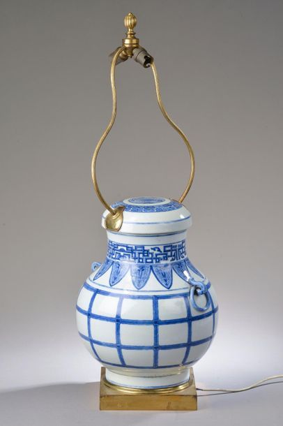 null CHINE. 
Vase pansu en porcelaine à décor en camaieu bleu de quadrillages et...