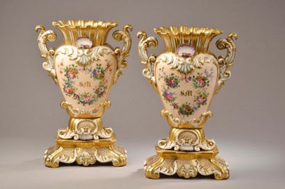 null LIMOGES. 
Paire de vases en porcelaine à riche décor d'enroulements et palmettes...