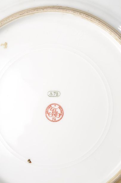 null SÈVRES.
Tasse et sa sous-tasse en porcelaine blanche à décor doré de semis de...