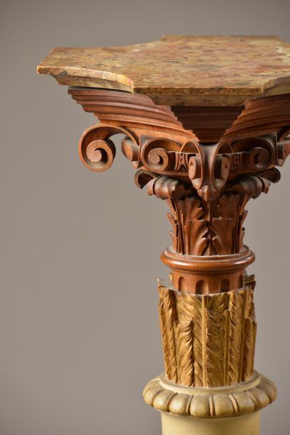 null Sellette en bois sculpté partiellement laqué et doré formant colonne corinthienne,...