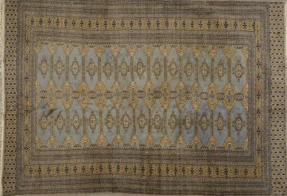 null Trois tapis en laine à décor géométriques, l'un dans les tons gris et deux dans...