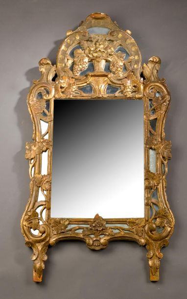 null Miroir à parcloses en bois sculpté et doré à décor de pampres (manques).
Style...
